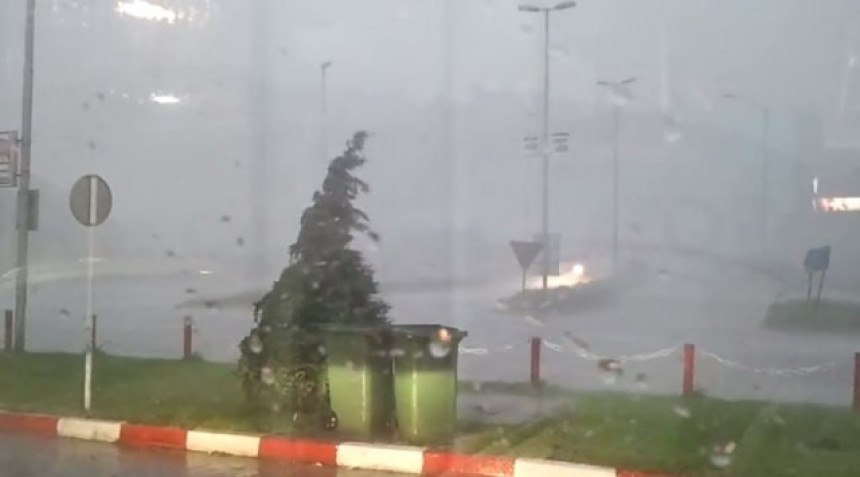 Pirot: Olujni vjetar čupao drveće
