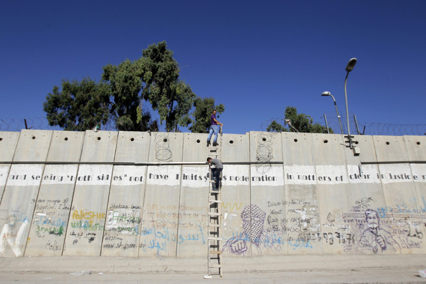 Palestinci rizikuju život da bi klanjali