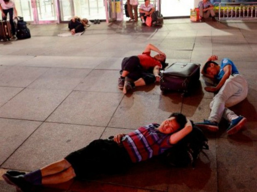 Zašto ovi ljudi spavaju na ulici ?