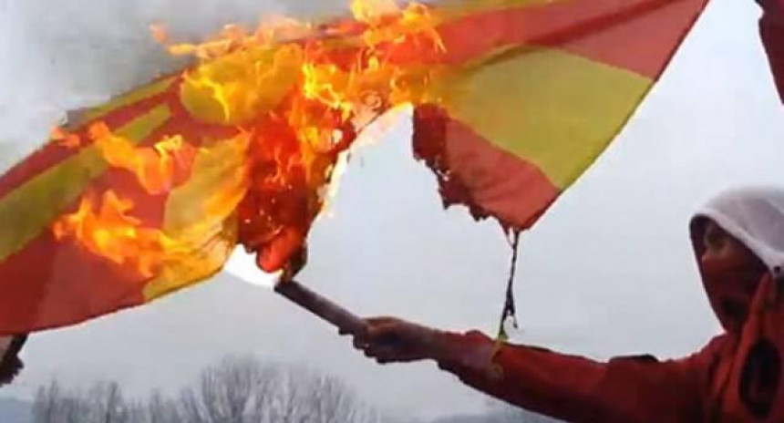 Албанци у Приштини спалили македонску заставу