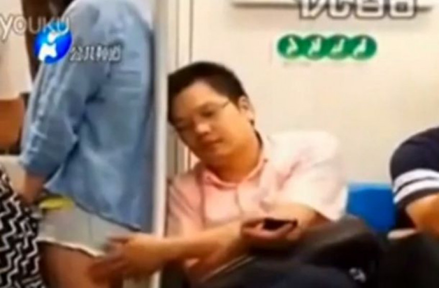 Политичар снимљен како "пипка" дјевојку у возу