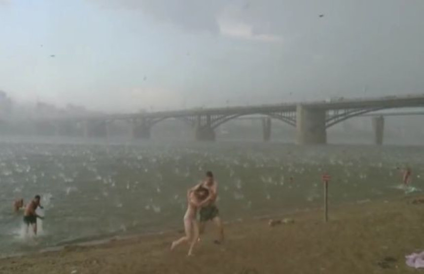 Новосибирск : "Тениске лоптице" падале са неба