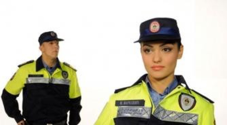 Na novim uniformama i prezime policajca