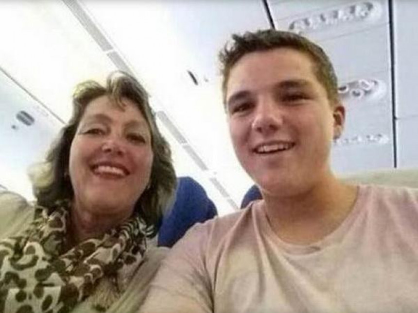 Posljednji snimak majke i sina u avionu 