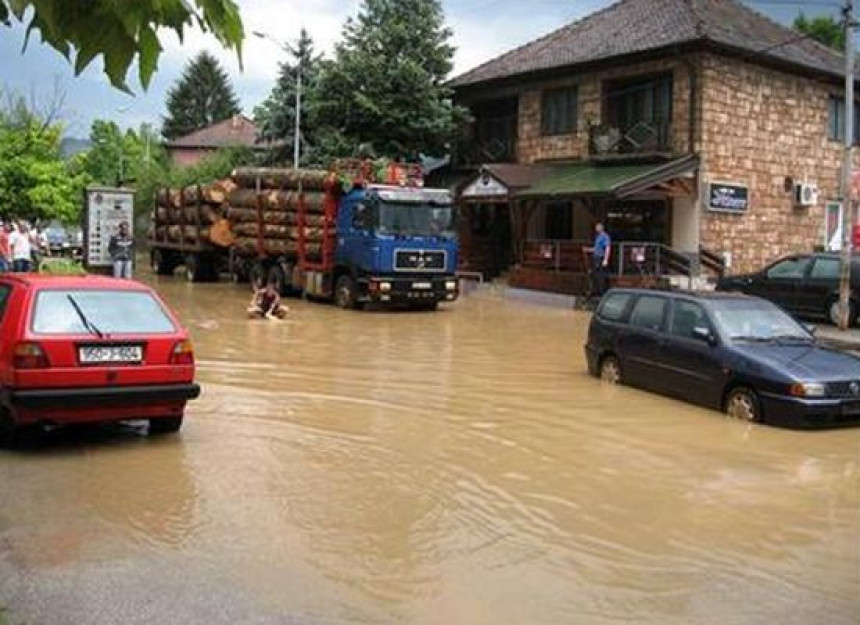 Milići: Poplavljen centar grada 