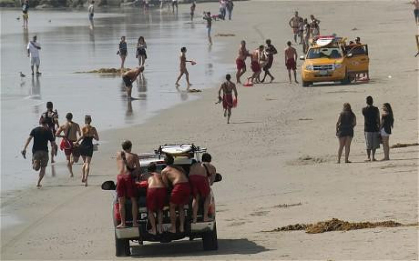 Удар грома на плажи убио једну и повриједио 12 особа
