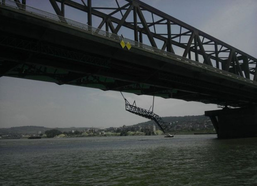 Брод одвалио дио Панчевачког моста