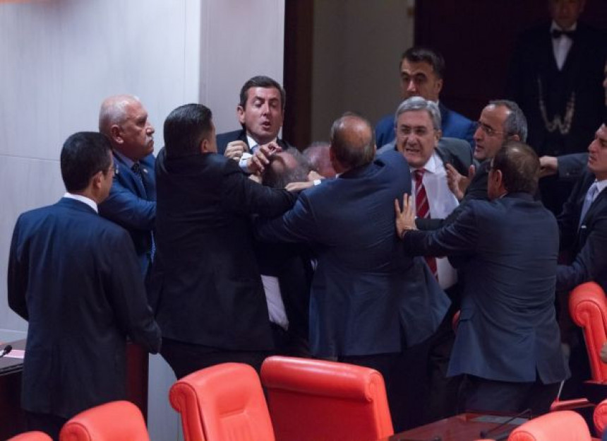Потукли се посланици у парламенту Турске