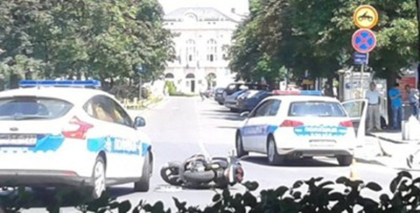 Полицијски ауто ударио мотоциклисту