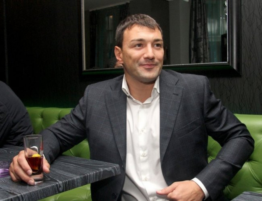 Vlada Mandić ima tri žene!