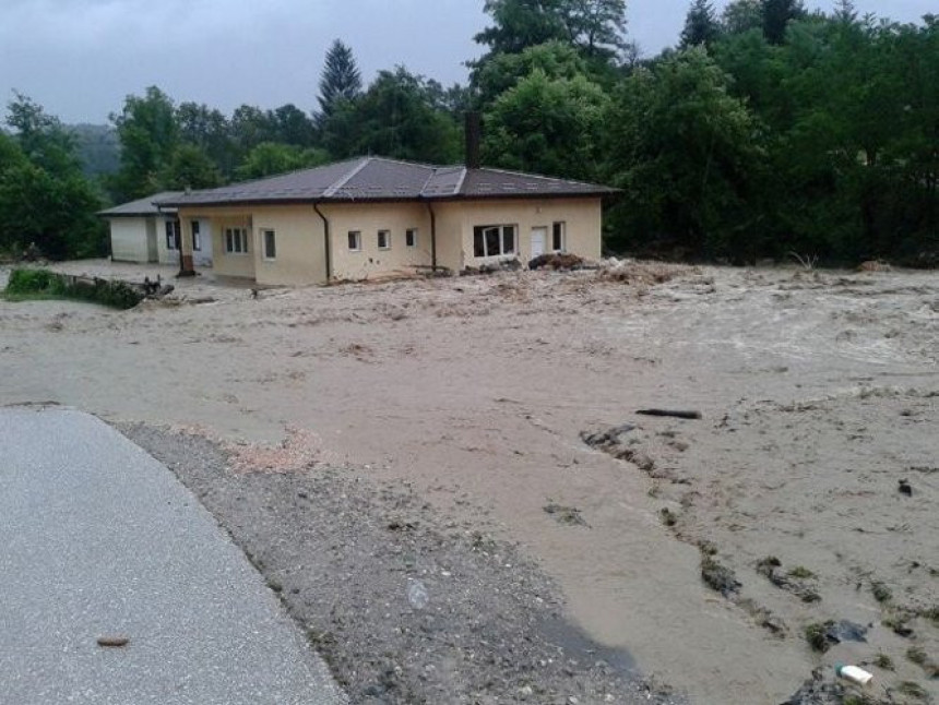 Tuzla: Rijeke plave i nose mostove