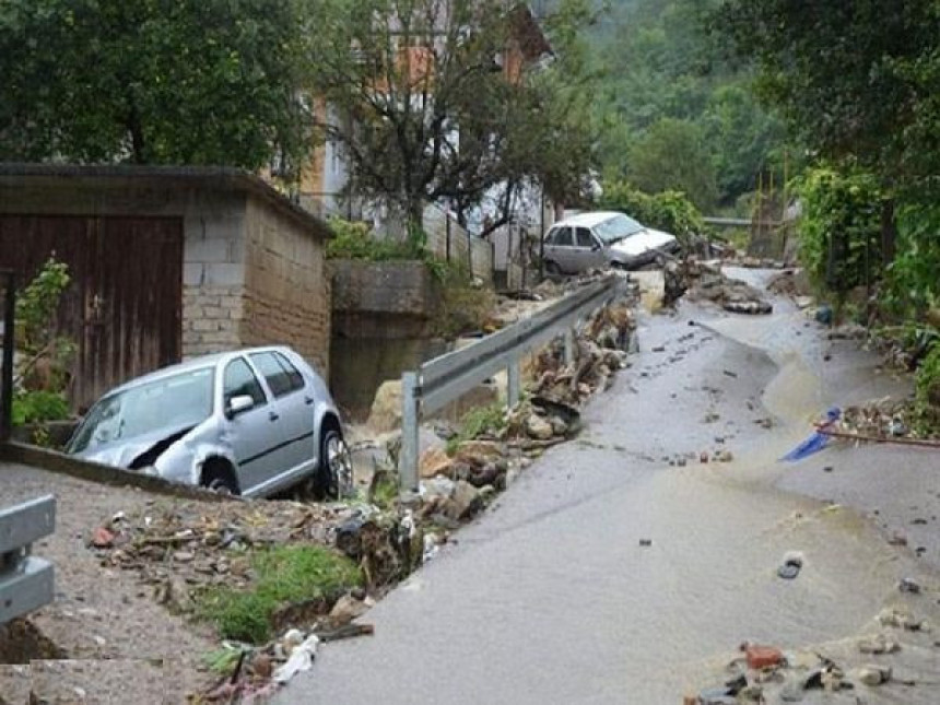 Klizište zatrpalo kuću u Banjaluci, ljudima hitno potrebna pomoc!