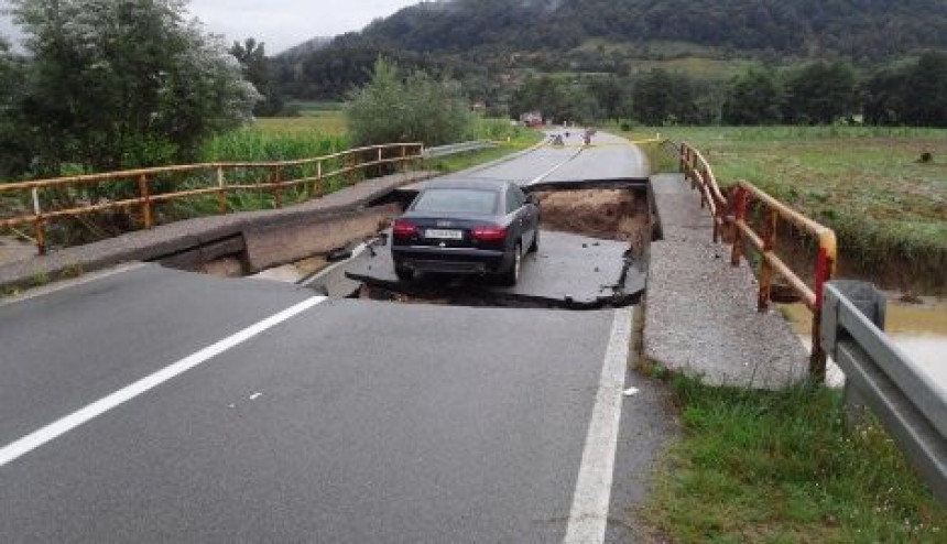 Most se urušio "audi" ostao zarobljen