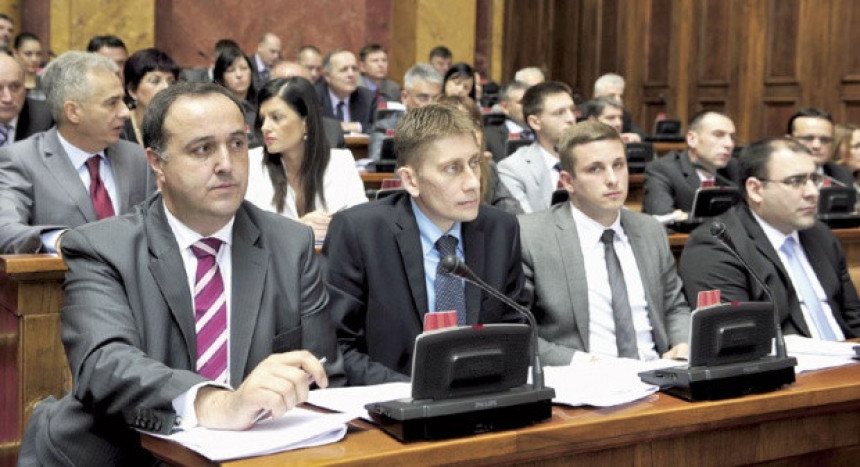Funkcioneri  žele duple fotelje
