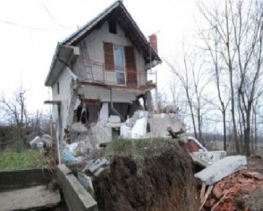 Prodaje kuću na klizištu