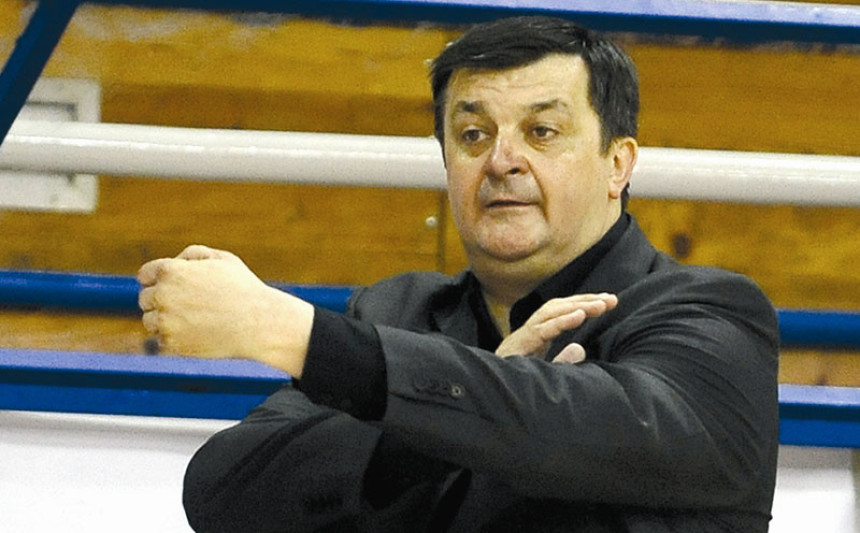 Polivanje ledenom vodom - srpski trener boluje!