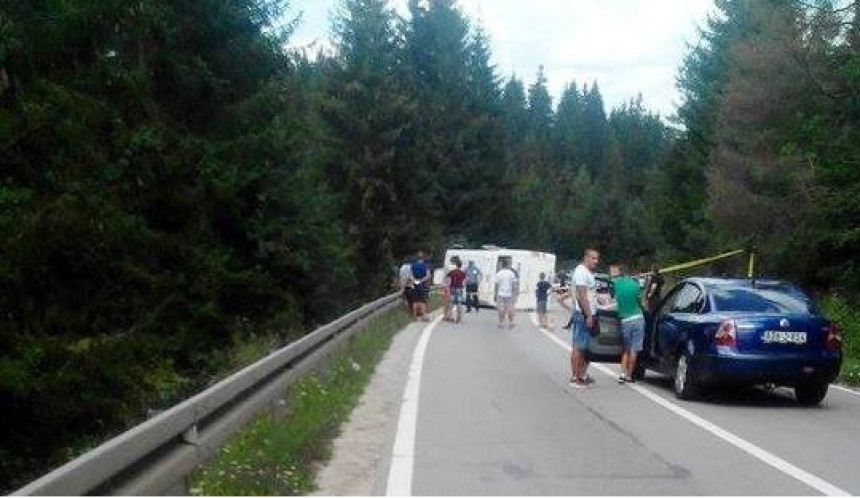 Преврнуо се аутобус Центротранса, три особе повријеђене