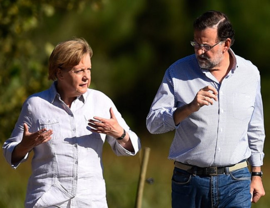 Меркелова и Рахој извиждани у Шпанији