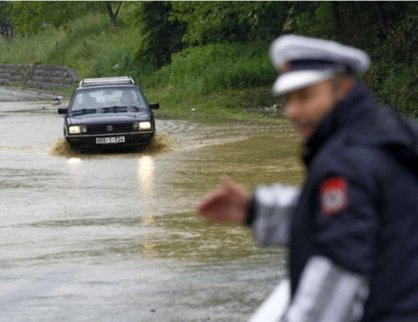 Rijeke u porastu, voda na putevima