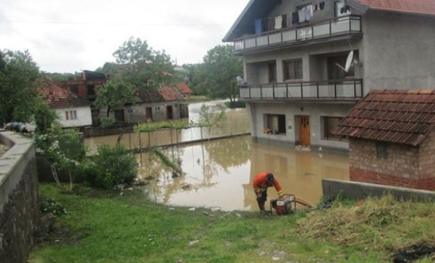 Bujice poplavile kuće, puteve