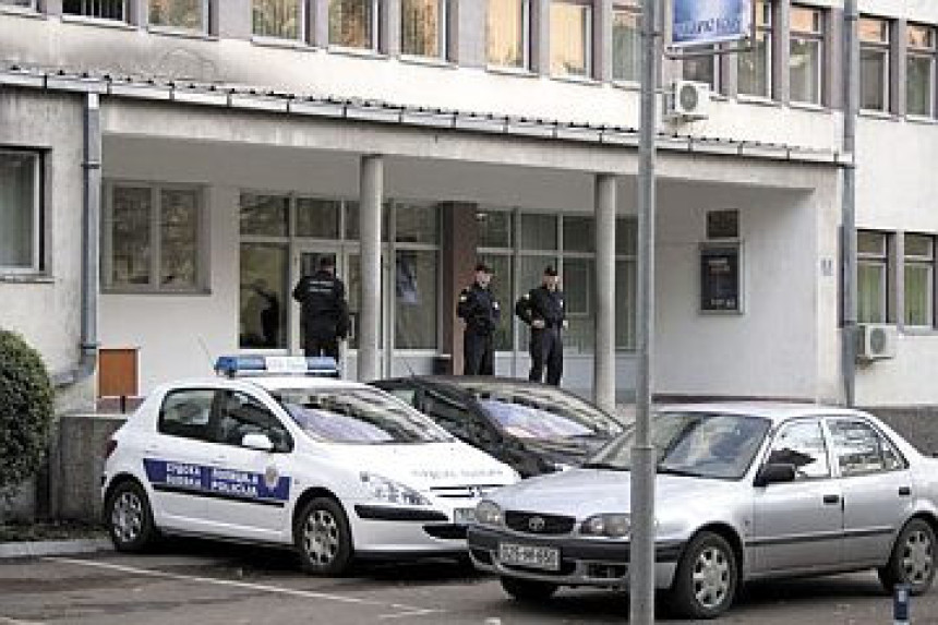 Silovatelju kćerke produžen pritvor