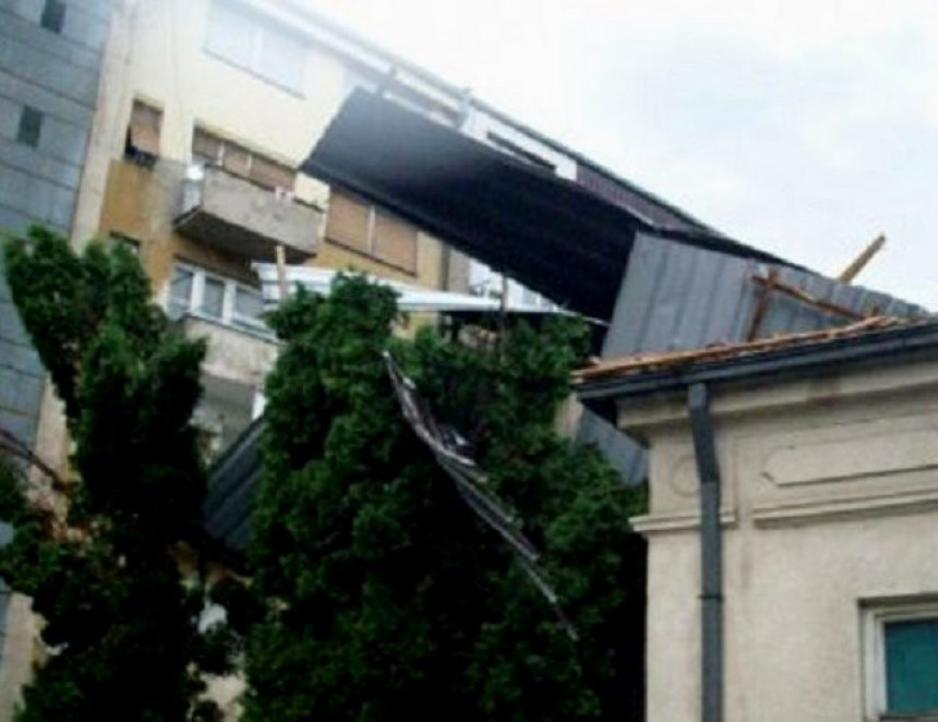 Srbac: Oluja skidala crijep sa krovova