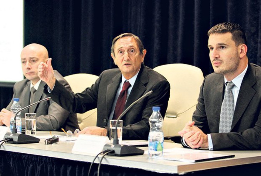 Odmah sijecite plate i penzije za 15 odsto