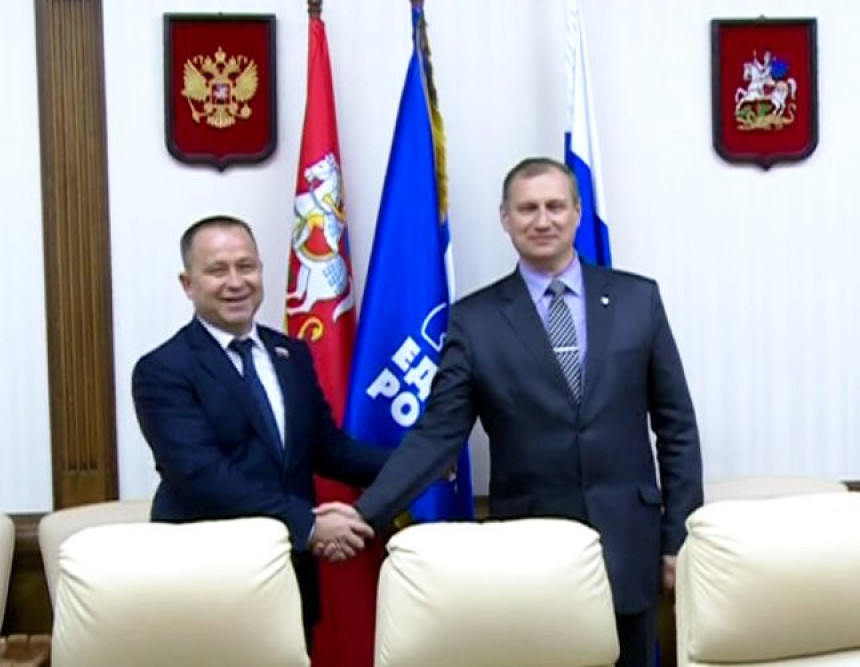 Др Максимовић одликован у Москви