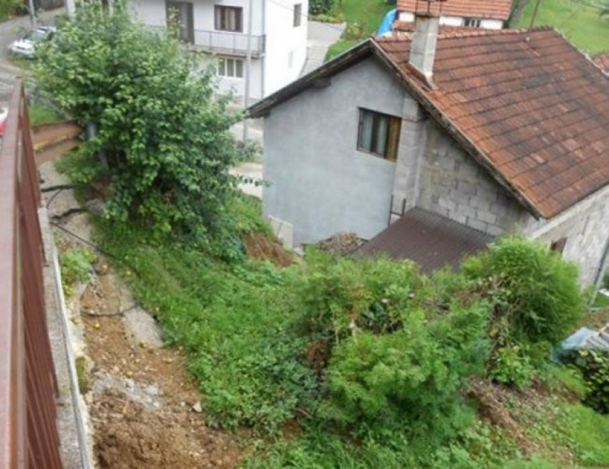 Бањалука: Тло клизи изнад кућа у Лаушу
