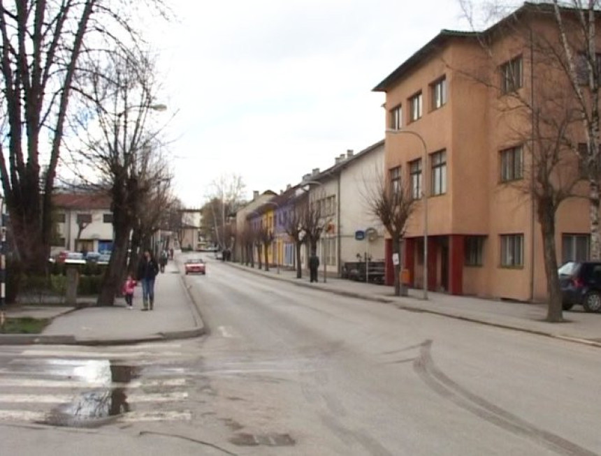 Rogatica: Aktivisti SNSD-a isjekli trotoar