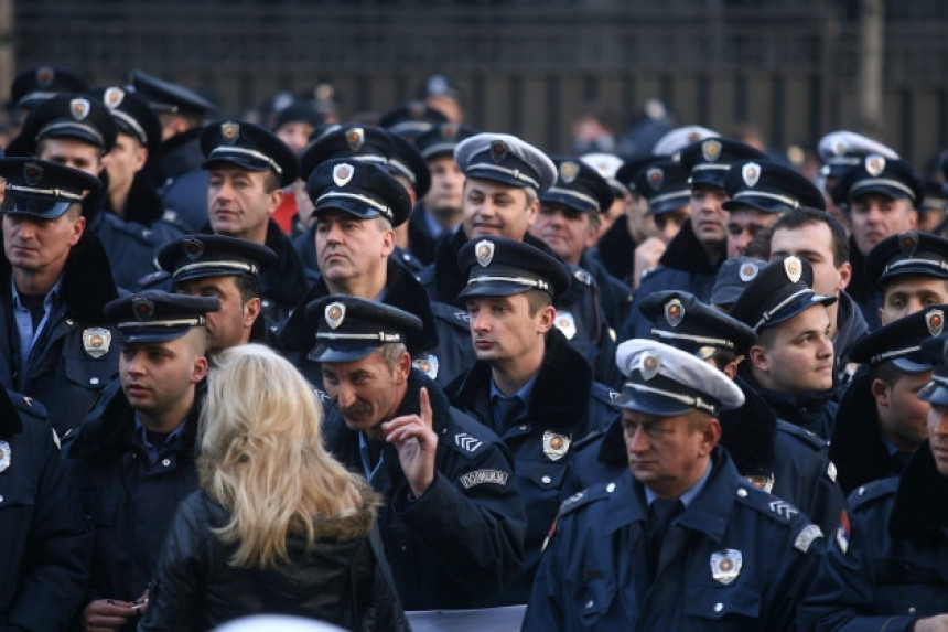 Полицајци у Србији прекинули штрајк