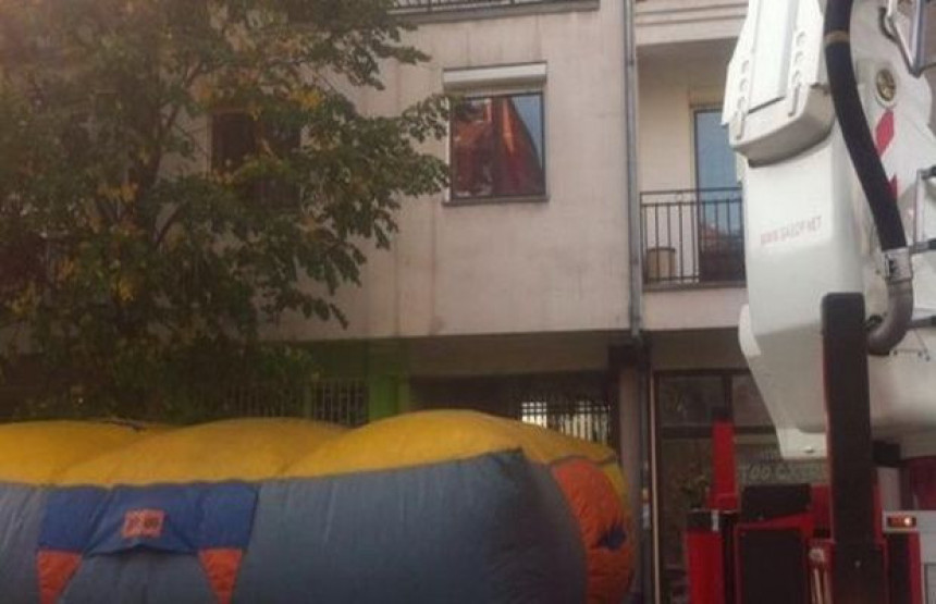 Жена са дјететом пријетила да ће скочити са зграде 