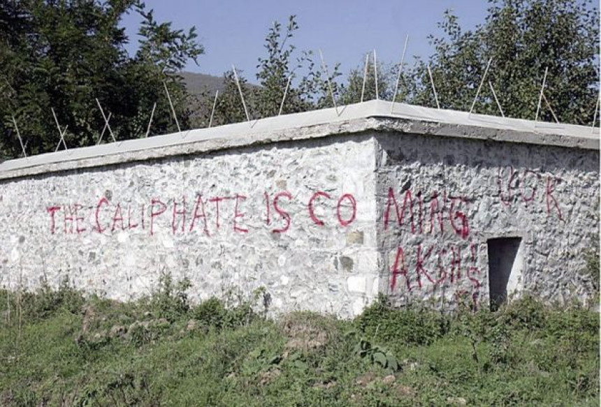 Нови графити ИСИС на капији Дечана