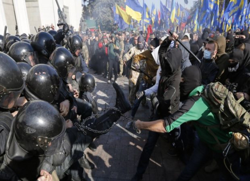 Tuča policije i desničara u Kijevu! 