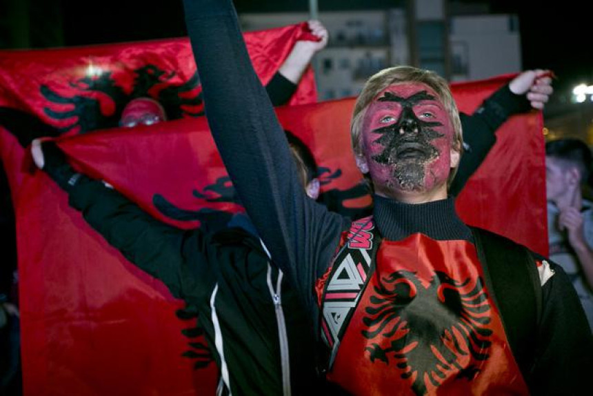 Albanci slavili prekid meča!