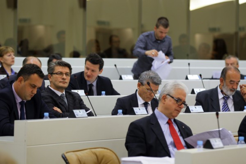 Parlamentarcima milioni za putovanja