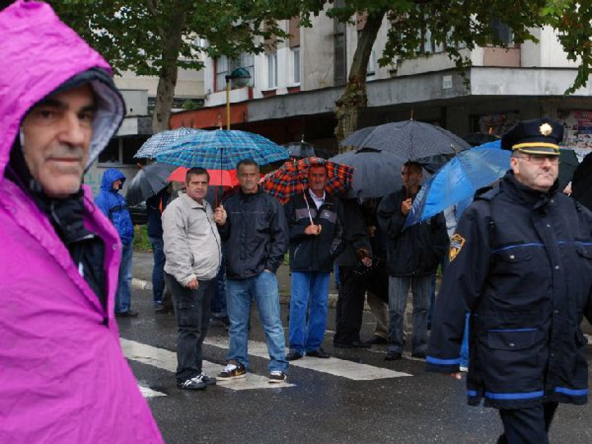 Nezadovoljni radnici blokirali raskrsnicu