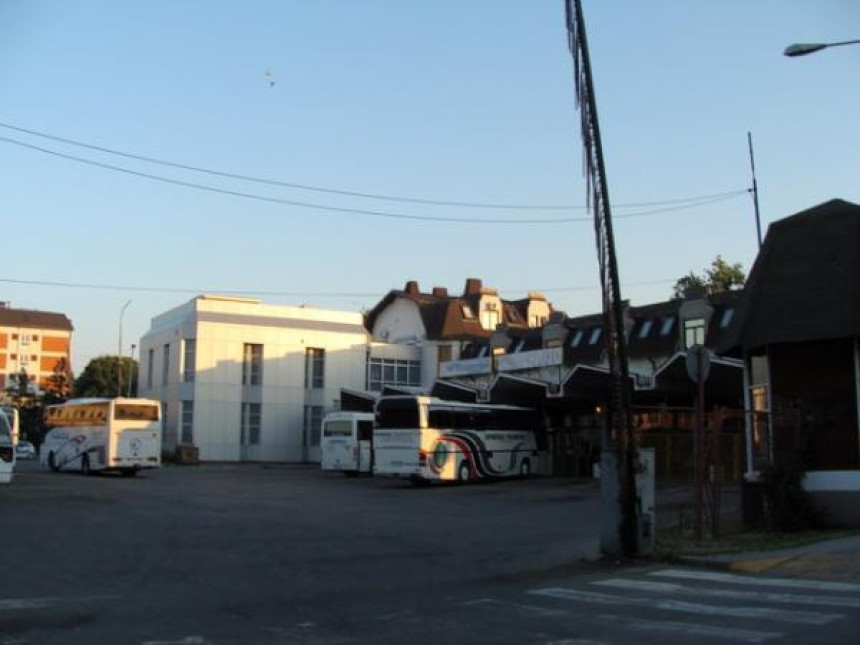 Bijeljina:Autobus oštetio parkirane automobile