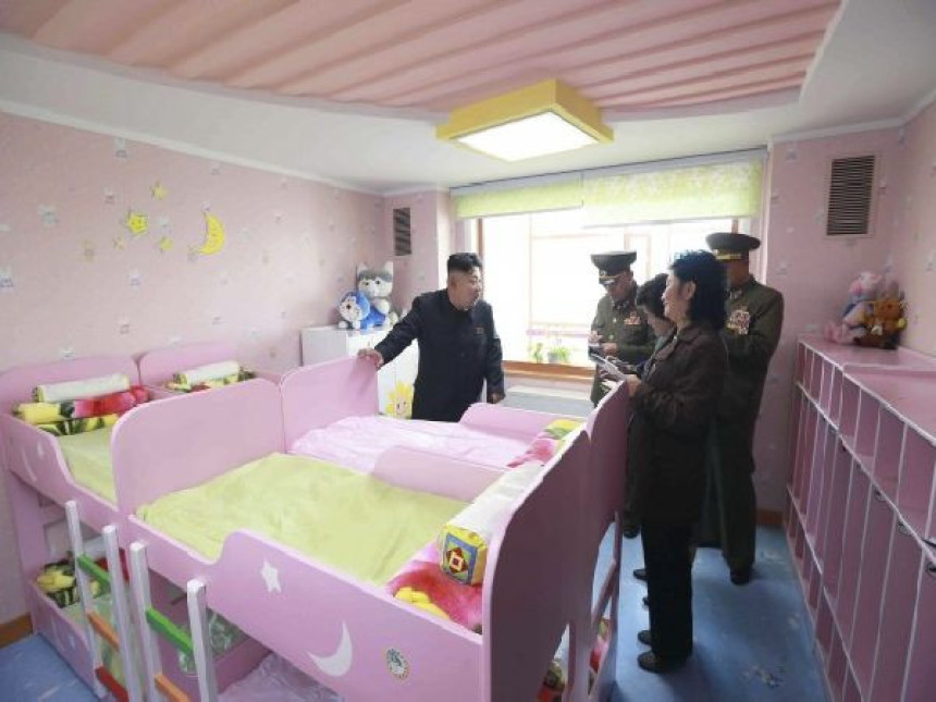 Kim Džong Un okružen roze bojom