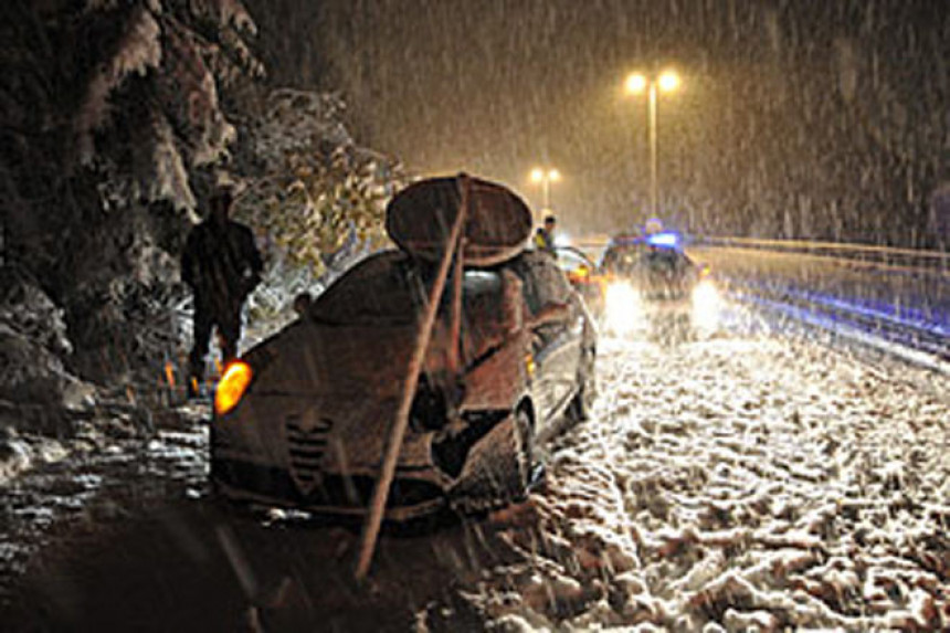Snijeg u Austriji izazvao haos u saobraćaju