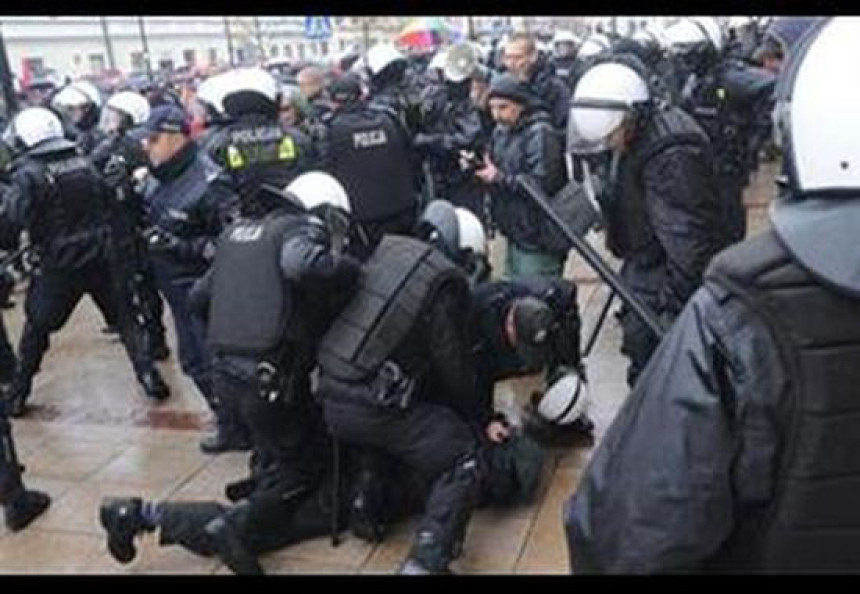 Vodenim topovima na demonstrante