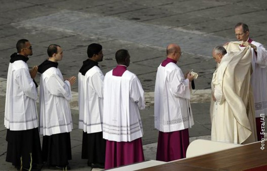 Papa kritikovao sveštenike biznismene