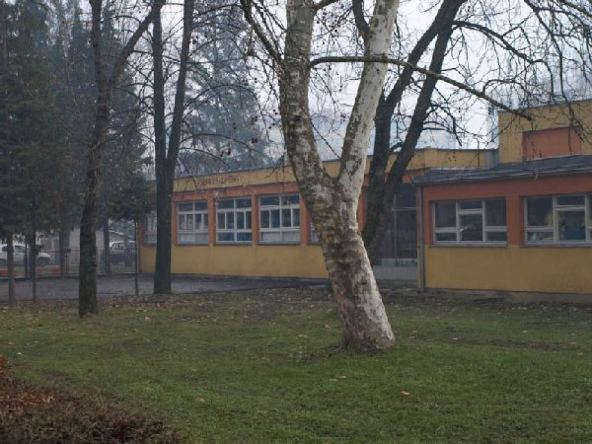 Стамбена зграда у школском дворишту!?