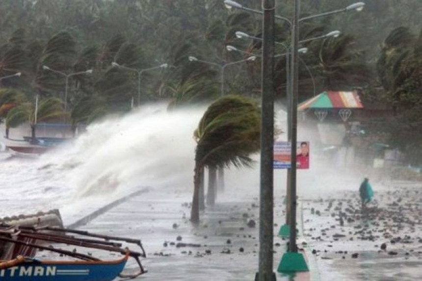 Због тајфуна десетине хиљада људи у бијегу