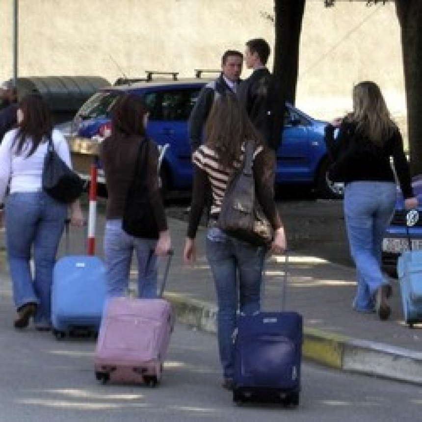 Srbiju godišnje napusti 32.000 ljudi