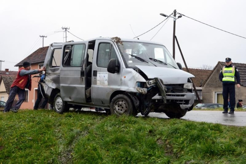 Kombi podletio pod voz