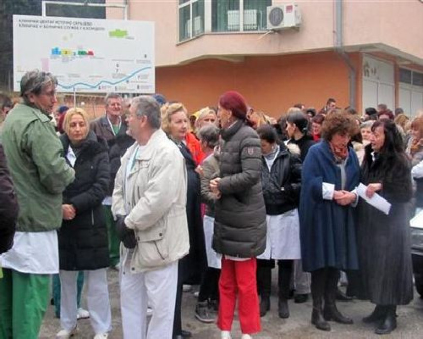 Радници и данас пред капијом болнице