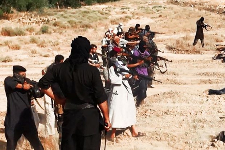 Pripadnici IS, slike egzekucije 13 ljudi