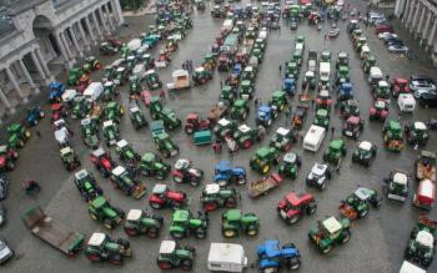 Traktori blokirali sjedište EU