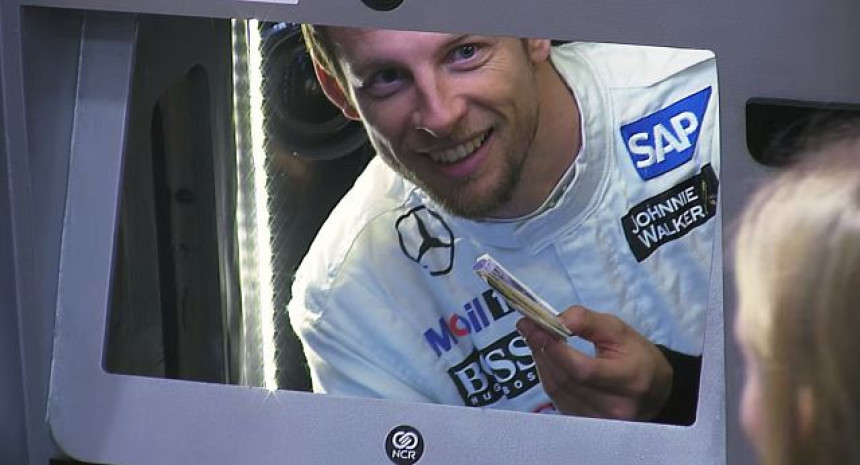 Видео: Џенсон Батон као банкомат!